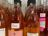 plusieurs bouteilles de vin sont alignées sur un comptoir