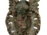 une image représentant une statue d'une tête ailée
