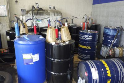 de nombreux fûts de différentes tailles et couleurs entreposés dans un garage