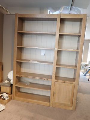 une pièce dans laquelle se trouvent une bibliothèque et une chaise