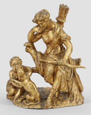 une figurine antique en bronze représentant un homme avec un arc et des flèches