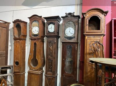 de nombreux types d'horloges exposées dans une pièce