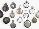 plusieurs types de montres de poche sur une surface blanche
