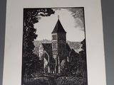 une photo en noir et blanc d'une église avec un clocher