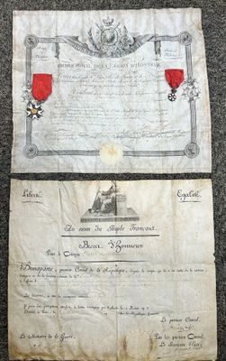 un vieux document orné d'un ruban rouge et d'une médaille