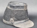 un chapeau gris orné d'une boucle métallique