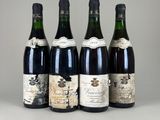 quatre bouteilles de vin sont alignées sur une table