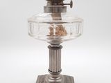 une lampe à huile ancienne en argent et en verre, surmontée d'une couronne