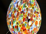 une lampe colorée posée sur une table