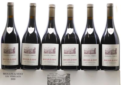 six bouteilles de vin rouge sont alignées