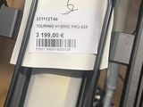 un gros plan d'un vélo sur lequel est apposée une étiquette de prix