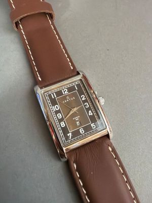 une montre posée sur une table