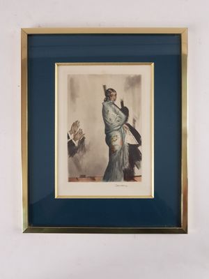 une image représentant un portrait encadré d'une femme en robe bleue