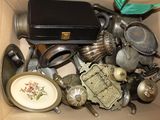 une boîte remplie d'objets anciens qui se trouvent à l'intérieur