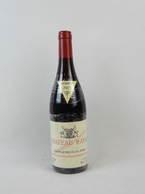 une bouteille de vin posée sur une table