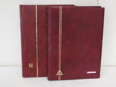 deux livres en cuir rouge ornés de bordures dorées