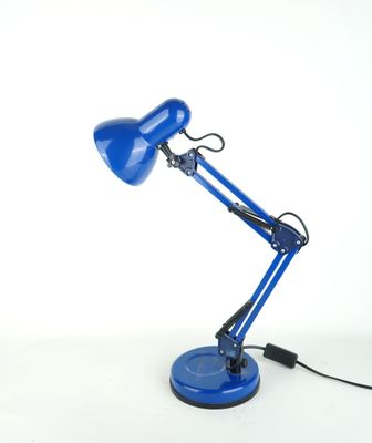 une lampe de bureau bleue posée sur une table près d'un mur blanc