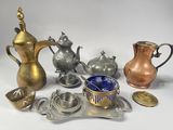 de nombreux objets en argent et en or de toutes sortes posés sur la table