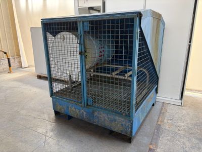 une cage avec un ventilateur à l'intérieur, dans une pièce