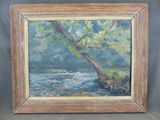 une peinture à l'huile représentant un arbre au bord d'une rivière, dans un cadre en bois