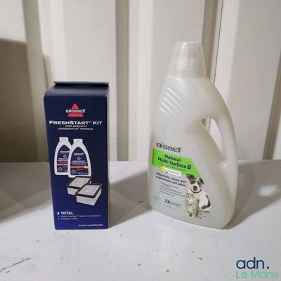 une bouteille de lessive et une boîte de savon posées sur une table