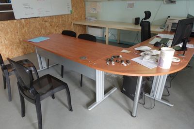 un bureau avec un ordinateur et une chaise dans une pièce