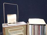 une radio et un tourne-disque posés l'un à côté de l'autre sur une table