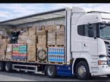 un camion avec une remorque chargée de cartons à l'arrière