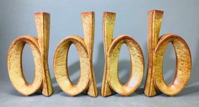 trois lettres en bois sculptées en forme de chien