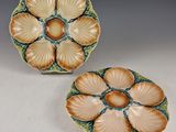 deux assiettes ornées de fleurs, posées sur une surface blanche