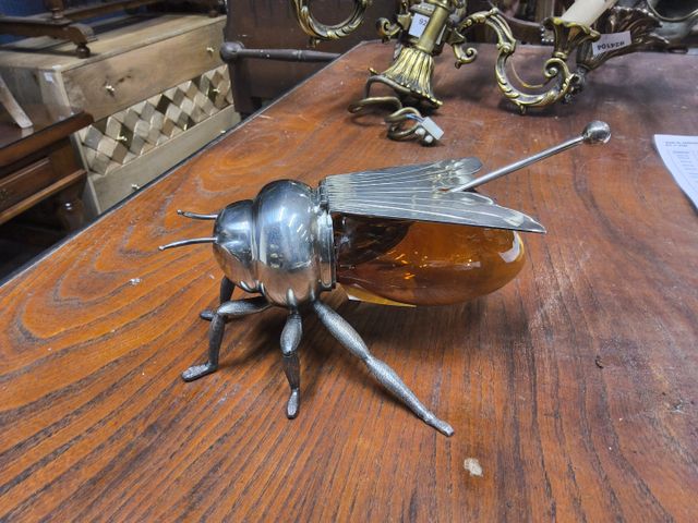 Pot à miel en verre teinté jaune et métal argenté en forme d'abei...