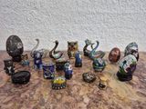de nombreux types de vases différents posés sur une table