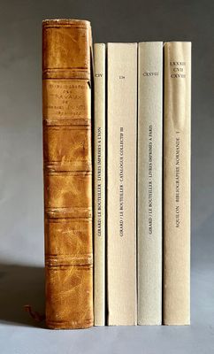 trois livres sont empilés sur une table