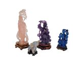 trois figurines de couleurs différentes représentant un homme et une femme, posées sur un socle
