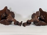 paire de couteaux anciens en bois sculpté, ornés de motifs