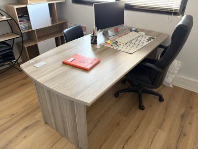 un bureau équipé d'un écran d'ordinateur et d'un clavier