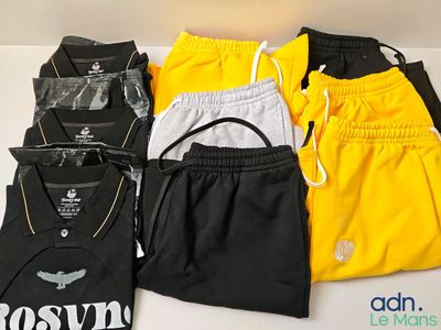 Plusieurs shorts et t-shirts pour hommes sont disposés sur une table