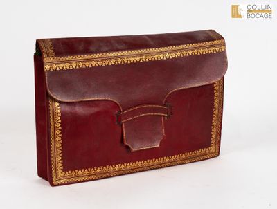une photo d'un sac à main en cuir rouge orné de garnitures dorées
