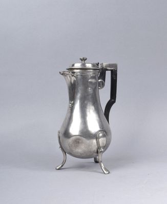 Cafetière tripode de forme balustre en argent uni orné de mo… - Photo 1