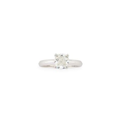 une bague en or blanc avec un seul diamant au centre