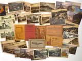 un grand nombre de cartes postales anciennes qui se trouvent sur la table