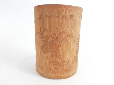 une tasse en bambou ornée d'un motif floral