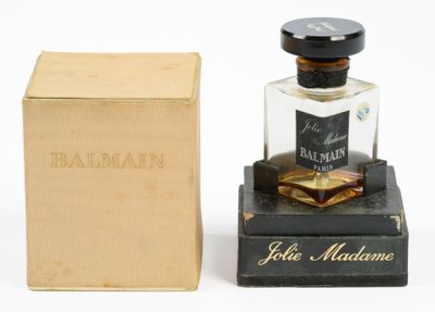 une photo d'un flacon d'eau de Cologne Balmain à côté d'une boîte