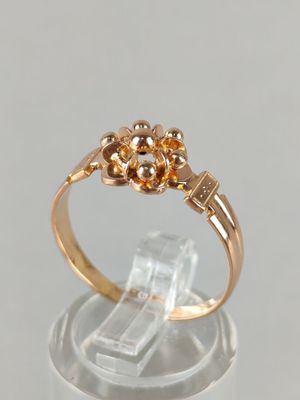 BAGUE en or jaune (750/°°°) de forme fleur ajouré.
