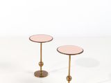 une paire de tables d'appoint roses avec des pieds dorés et un plateau blanc