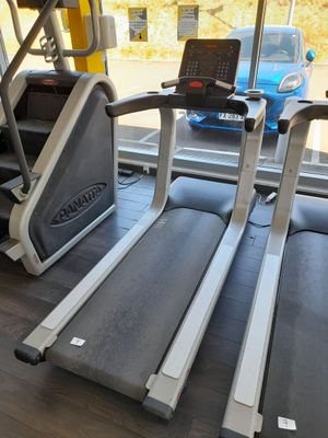 trois pas sur le stepper de la salle de sport