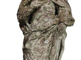 statue d'une femme coiffée d'un chapeau et portant un foulard autour du cou