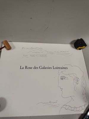 dessin représentant le visage d'une femme sur une feuille de papier, à côté d'une paire de ciseaux
