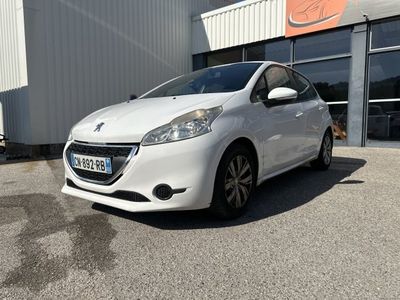 la voiture blanche est garée devant un bâtiment