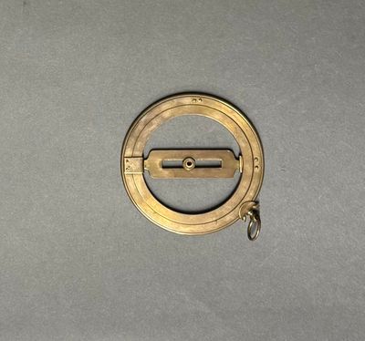 gros plan d'un objet métallique sur une surface grise